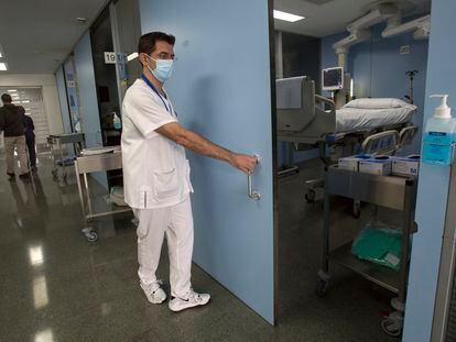 Box de UCI vacía a causa de la bajada de hospitalizados por covid en el Hospital de Sant  Pau de Barcelona.