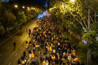 Decenas de personas partían desde la sede del Parlamento Europeo en Madrid hacia la calle de Ferraz contra la amnistía.