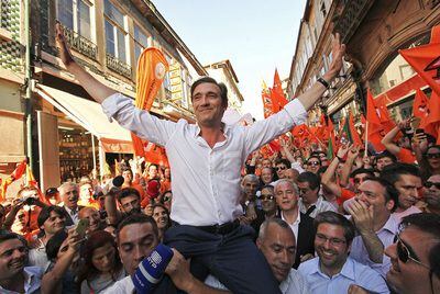 El candidato del PSD, Pedro Passos Coelho, es cargado por sus seguidores en un acto de campaña en Oporto.
