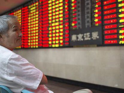 Un inversor observa una pantalla con cotizaciones en una casa de inversi&oacute;n de Nanjing (provincia de Jiangsu).