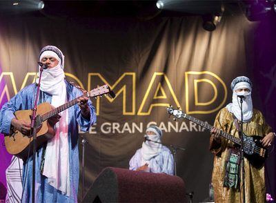 Los músicos de Tinariwen, en el escenario del Womad la madrugada del viernes.
