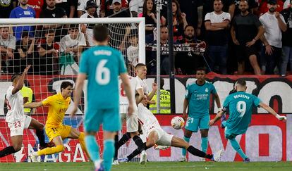 Benzema marca el gol del triunfo del Madrid en el Pizjuán. EFE