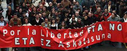 La esposa e hijas de Isaías Carrasco (en el centro) portan la pancarta de la manifestación contra ETA celebrada en Mondragón.