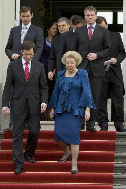 La reina Beatriz de Holanda, acompañada por Balkenende en 2007.