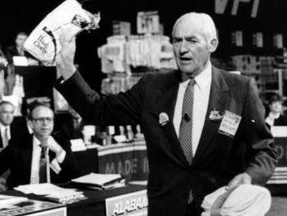 Sam Walton, en 1986, hace campa&ntilde;a en favor de los productos americanos para combatir el d&eacute;ficit comercial.