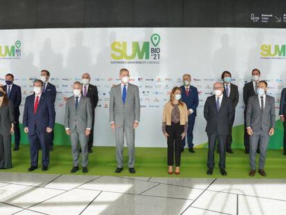 El rey Felipe VI (centro) posa junto a las personalidades invitadas a la inauguración del Congreso SUM Bilbao 21.