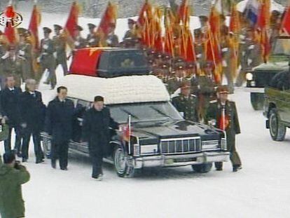 Imagen de la televisi&oacute;n KRT en la que se aprecia el ata&uacute;d de Kim Jong-il.