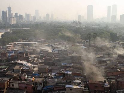 Vista del área de Dharavi, en Bombay, donde vive más de un millón de personas en dos kilómetros cuadrados. En vídeo, la polémica sobre las visitas a Dhavari.