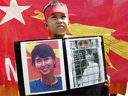 Un niño con la foto de Suu Kyi, en la protesta celebrada ayer en Bangkok.