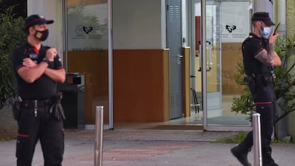 Agentes de la Ertzaintza establecen un dispositivo de seguridad tras un tiroteo en la Facultad de Ciencias y Tecnología de la UPV en Leioa (Bizkaia), este miércoles.