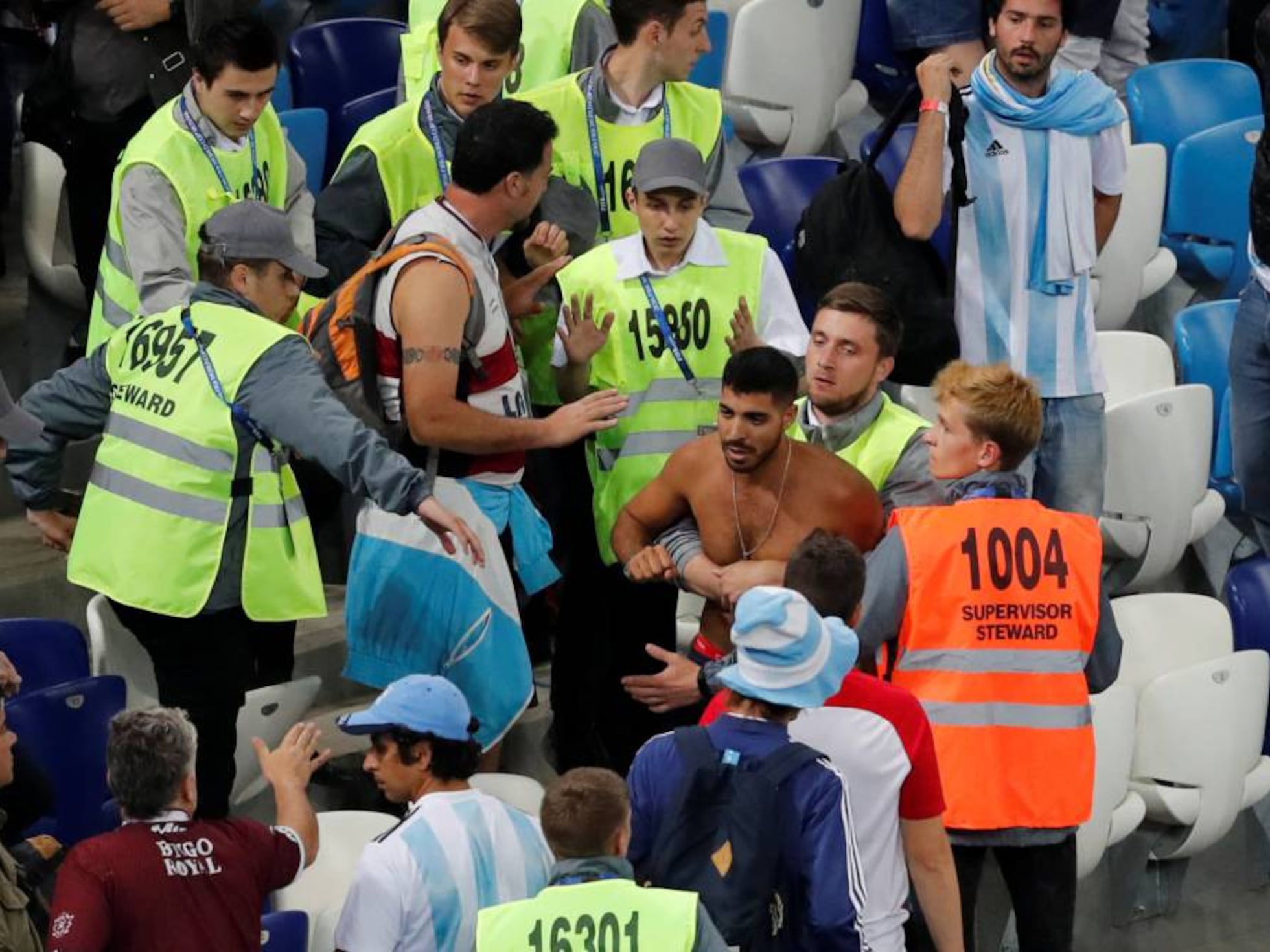 Expulsados 24 ultras argentinos de Rusia por protagonizar una pelea en el  partido con Croacia | Mundial Qatar 2022 | EL PAÍS