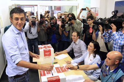 Eduardo Madina en el momento de votar en la agrupación socialista de Deusto.