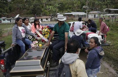Familiares transportan los féretros de James Soto (i) y de la gobernadora Cristina Bautista (d), durante sus honras fúnebres.