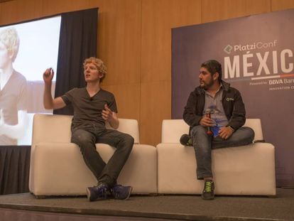 Patrick Collison (izquierda), fundador de Stripe, y Christian Van der Henst, fundador de Platzi.