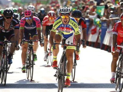 Sagan cruza la meta en M&aacute;laga al frente del pelot&oacute;n