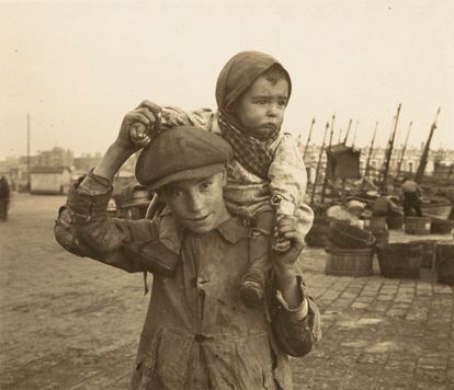 Dos niños en el barrio de la Barceloneta en 1916.
