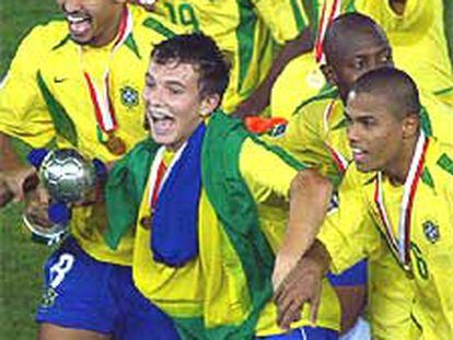 Los futbolistas brasileños, con Dudu, Dagoberto y Jardel al frente, corren, alborozados, con el trofeo.