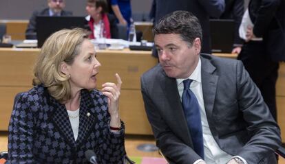 La vicepresidenta Nadia Calviño junto al ahora presidente del Eurogrupo, Paschal Donohoe, en una reunión en Bruselas en 2019.