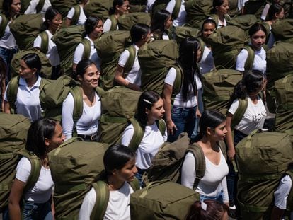 Mujeres reclutas del servicio militar voluntario durante la ceremonia de recibimiento en el batallón de Infantería Guardia Presidencial en Bogotá.