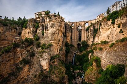 El barranco que separa, en la localidad malagueña de <a href="https://www.turismoderonda.es/" target="_blank">Ronda</a>, la ciudad vieja y el barrio del Mercadillo tiene 90 metros de ancho y 120 de profundidad. Cuarenta y dos años, de 1751 a 1793, se tardó en construir este puente de cuatro arcos, cuyas piedras se sacaron de la propia sima. Sigue igual de sólido que en otros tiempos, pero ahora está cerrado al tráfico, al menos temporalmente. Para sacar la mejor foto se puede tomar el sendero, a ratos muy escarpado, que baja hasta el río desde la plaza de Maria Auxiliadora, en el casco antiguo de Ronda.