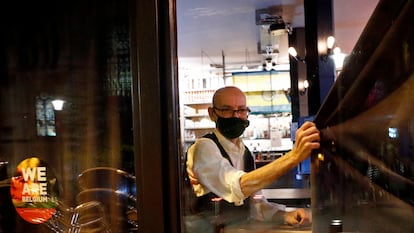 Un camarero de un café de Bruselas, en octubre del año pasado,