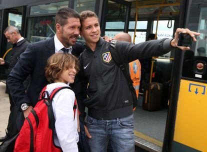 El entrenador del Atlético de Madrid, Diego Simeone, se fotografía con unos aficionados a su llegada al aeropuerto de Lisboa. 