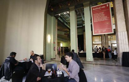 Jóvenes autores explican sus proyectos a editores en el Círculo de Bellas Artes de Madrid.