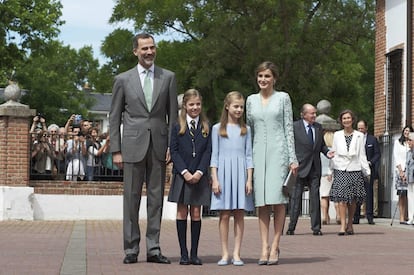 Los Reyes de España posan con sus hijas antes de entrar a la iglesia en la que recibió la comunión la infanta Sofía.