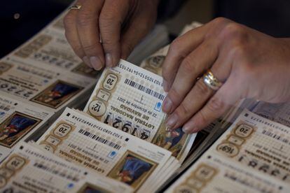 Una mujer obtiene una décima parte del sorteo especial de lotería de la lotería de Navidad.