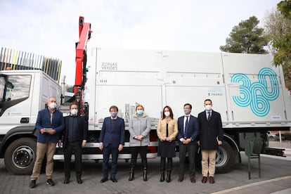 El concejal de Medio Ambiente, Borja Carabante, y el alcalde, José Luis Martínez Almeida, (tercero por la izqda.) delante de un camión municipal en la presentación de los nuevos contratos de limpieza en Madrid.