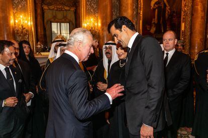En la imagen, el emir de Qatar, Tamim bin Hamad Al Thani, intercambia impresiones con Carlos III en la recepción celebrada en Londres para recibir a los mandatarios extranjeros que este lunes han asistido al funeral de Isabel II, previo a su sepelio, una ceremonia mucho más restringida.