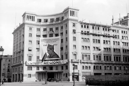 Casa CNT-FAI, situada a la via Durruti (actual seu de Foment Nacional del Treball de Via Laietana) en el segon aniversari de la mort de Durruti, el novembre del 1938.