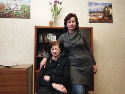 María Semiónova y Svetlana Svetlova en su casa de Dnipró.