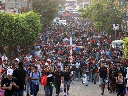 Migrantes caminan en una caravana que se dirige a Ciudad de México, desde Tapachula, Chiapas.