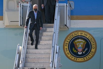 El presidente de EE UU, Joe Biden, baja las escaleras del Air Force One, tras aterrizar el Polonia el pasado 25 de marzo.