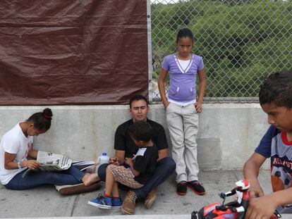 Una familia hondureña en el mexicano puente Brownsville-Matamoros luego de que les denegaran el paso a Texas.