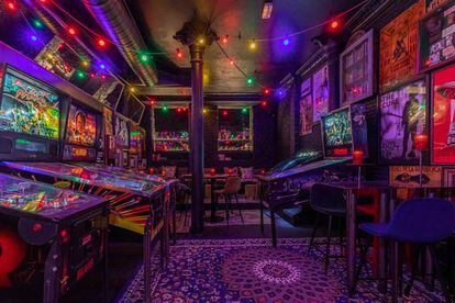 Con el lema 'Back to the future' (Regreso al futuro) se acaba de inaugurar, en el distrito madrileño de La Latina, el bar <a href="https://rockade.es/" target="_blank">Rockade</a> (calle del Almendro, 9). Se trata de un local repartido en dos plantas con paredes de ladrillo negro, música rock, más de 30 marcas de cerveza y una puesta en escena —'pinballs', máquinas de 'arcade', posters…— que invita a un viaje de vuelta a los ochenta.