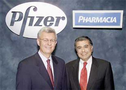 Hank McKinnell, (izquierda) y Fred Hassan, presidentes de Pfizer y Pharmacia respectivamente.