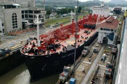 Un buque de la clase Panamax, que puede tener hasta 294 metros de largo y 32 de ancho.