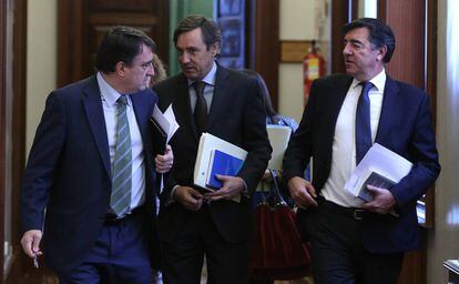 Aitor Esteban, Rafael Hernando y Jose Antonio Brrmudez de Castro en el Congreso de los Diputados.