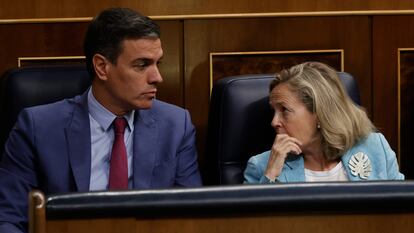 El presidente del Gobierno, Pedro Sánchez, conversa con la vicepresidenta primera, Nadia Calviño, el pasado miércoles en el Congreso.