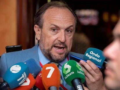 El negociador de Vox en Murcia, Luis Gestoso, en declaraciones a la prensa este martes.