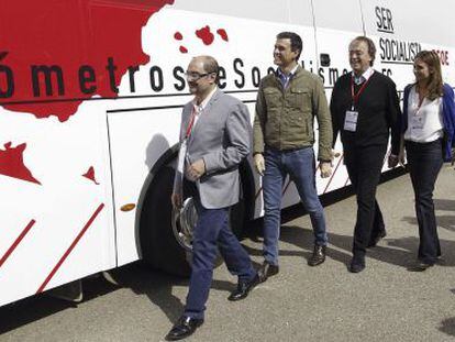 El secretari general del PSOE, Pedro Sánchez, en la presentació de l'autobús "Kilòmetres de socialisme", amb què farà la campanya de maig.