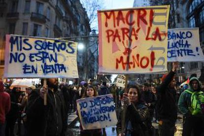 Manifestantes exhiben pancartas durante la marcha universitaria en Buenos Aires.