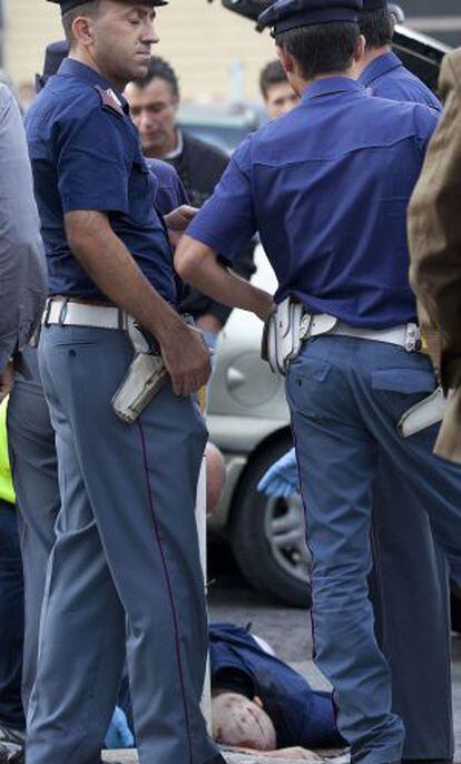 Agentes de policía junto al cadáver de Salvatore Barbato, muerto a tiros en Nápoles el martes.