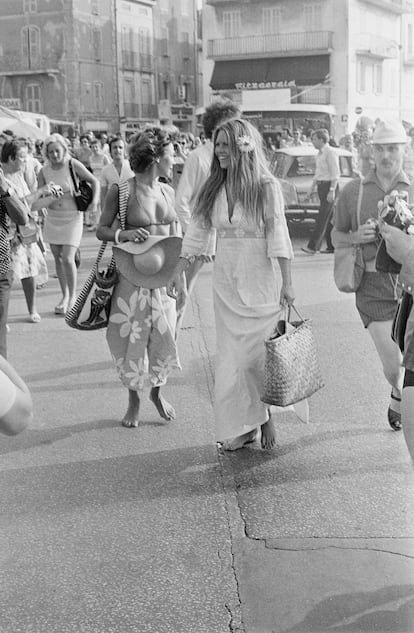 Brigitte Bardot, por las calles de Saint-Tropez.