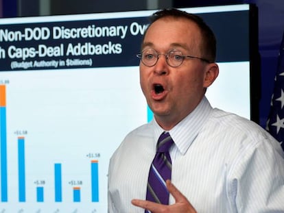 El director de presupuestos de la Casa Blanca, Mick Mulvaney, el pasado lunes, present&aacute;ndolos.