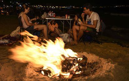 Un grupo de jóvenes en una playa de Alicante durante las celebraciones de la Fiesta de las hogueras de San Juan.
