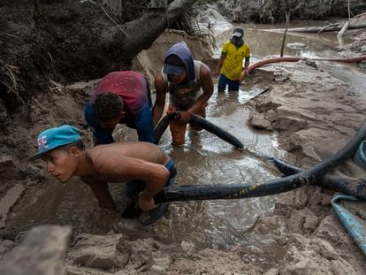 Un grupo de mineros en Parai-Tepui (Venezuela), el 14 de mayo de 2019.