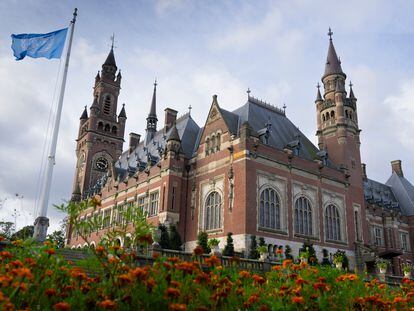 Vista del Palacio de la Paz que alberga el Tribunal Mundial en La Haya, Países Bajos.